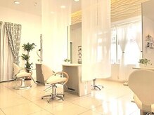 ミント(minto)の雰囲気（高い天井と、明るい光が差し込む店内[富士吉田/白髪ぼかし]）