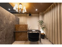 一歩足を踏み入れると、日常の喧騒を忘れる洗練されたプライベート空間。入口からの視線もシャットアウト。