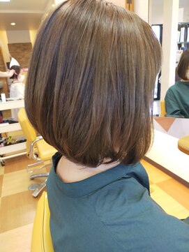 グラマラスヘアー 軽やかレイヤーボブ×ライムベージュ