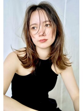 シア(SHEA gakugeidaigaku) 外ハネミディアム/シースルーバング/顔周りレイヤー30代40代50代