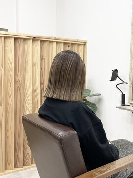 ホンネ(honne.) ハイライトカラー×寒色ベージュ