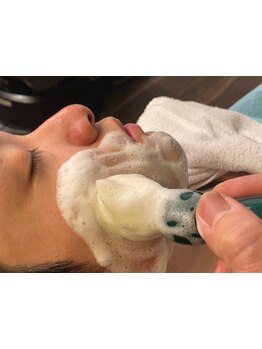 オイルや保湿剤で刺激を最小限に抑えるから、頭皮の傷みは心配無用。トータルケアでワンランク上の自分に。