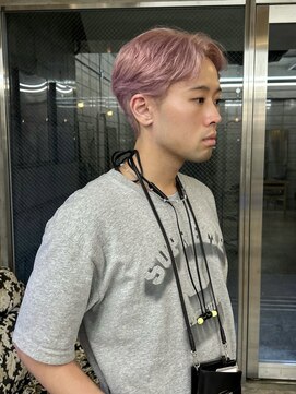 イェン(Yen.) ブリーチデザイン　センターパート　刈り上げショート