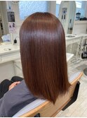 知的で落ち着いた印象を与える、大人女性向けミディアムヘア