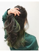 ソアロ(SOARO)&nbsp;加納グリーンインナーカラー ミディアムレイヤー20代