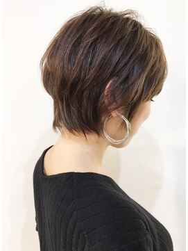 キアラ(Kchiara) 縦長シルエットのショート