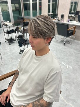 メンズサロン キング 高槻店(Men’s salon K!ng) フェザーショートアップバングセンターパートメンズハイライト
