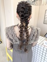 プリュム(plumu.)&nbsp;編みおろしアレンジ／編みおろしポニー／玉ねぎアレンジ