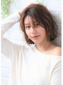 ベージュ系カラークリアカラーのひし形シルエットくせ毛ショート