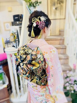 美容室 ティンカーベル シニヨンヘア