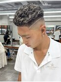 極道パーマホワイトメッシュフェード短髪メンズ髪型