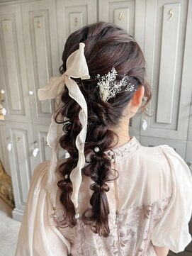 ユヌ(Une) 結婚式参列お呼ばれヘアセットツイン編みおろしヘアアレンジ