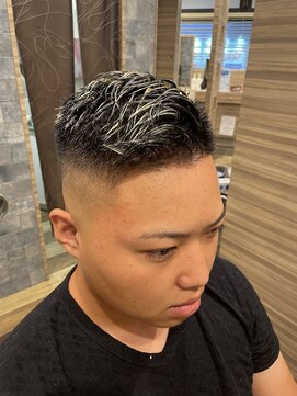 銀座マツナガ 浅草店 震災刈りスキンフェードスタイル/金メッシュスタイル