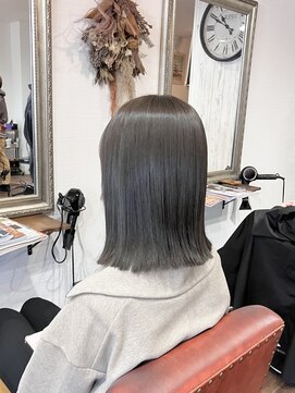 ヘアメイク アンフィ(amphi) 寒色グレージュにカラーチェンジ..~**.