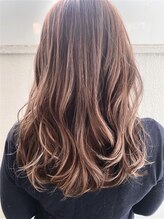 髪に動きと軽さを与えるハイライトカラー