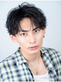 黒髪ツーブロックナチュラルセンターパートフェザーパーマ眉毛