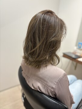 エレノア 藤沢(Eleanor) アッシュベージュのハイライト