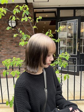 トータルビューティ ジェム バイ ヘアタイム(TOTAL BEAUTY gem by HAIR TIME) ホワイトとブラックのルーツカラー