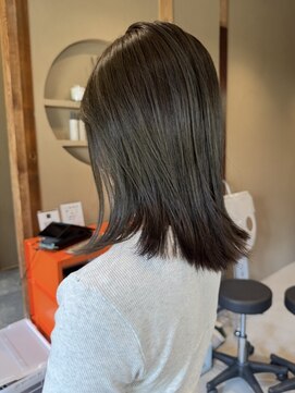 サムウェア(SOMEWHERE) 赤みをしっかり消してくれる透け感のあるオリーブアッシュカラー