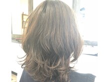 デジタルパーマで大きく揺れるカールスタイル