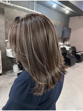 レブ 四条烏丸(Reb,) ハイライトブリーチグレーベージュれイヤーカットミディアム