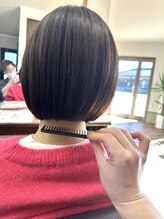 EM美容室 10代~60代 首が長く見えるミニボブ×明るすぎないブラウン系