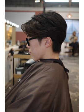 エディ(Edy) メンズセンターパートニュアンスパーマ刈り上げマッシュ