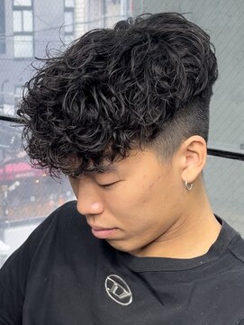 イーラ(era) 前下がりスペインカール　メンズ　パーマ　カット　眉カット