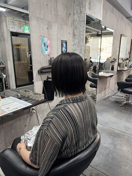 コワファースト長崎シャンプーボーイ 2nd(COIFF1RST 長崎 SHAMPOO BOY) ぱつっとボブ 外ハネボブ 透明感カラー