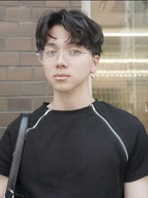 高橋拓海」パーマの動きで魅せる都会的スタイル 「洗練センターパート」南森町/南森町駅/メンズパーマ