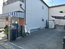 ヘアーサロン高石　理容室の雰囲気（店舗真横に専用無料駐車場完備。雨の日もお気軽にご来店ください）