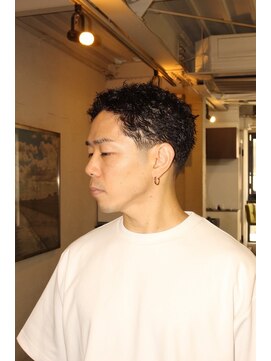 ビーバイエイトジェンツ(Bee by EIGHT GENTS) リバースセンターパート/ニュアンスパーマ/ダウンバング/心斎橋