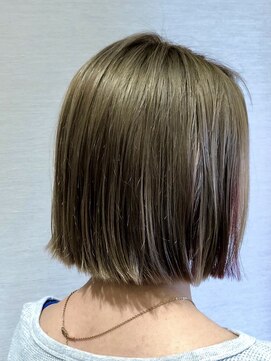 エムウィッシュ(M Wish) 切りっぱなしボブ/外ハネ/ぷつっとボブ/くすみカラー/白髪ぼかし