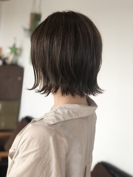アパートメントヘアー 外ハネショートボブ［髪質改善/ヘアカラー/トリートメント］