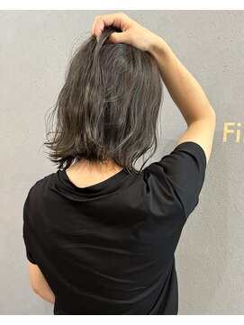 フィルジュ(FiLUGE) 透明感アッシュグレーカラー×極細ハイライト