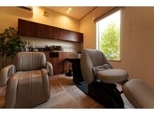 コンシェルジュの雰囲気（ゆったりできる落ち着いた空間の店内です♪）