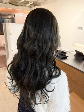 シー.(SHE.) 透明感オリーブカラー×ゆるふわロング