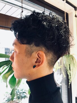 イロ(Ilo) 黒髪カーリー刈りスタイル