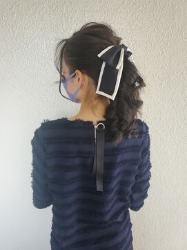 パリスパート2 大きめ リボン 低め ゆる巻き ポニーテール ヘアアレンジ