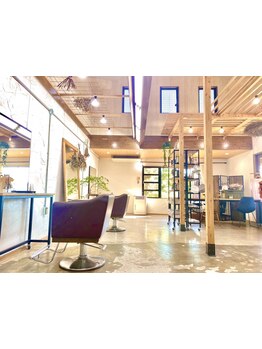 窓から差し込む自然光で明るい店内と、天井が高くリラックスできる空間が上質なサロン時間を演出♪