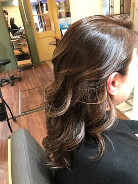 ヨナサン(Yona Saint) ハイライトでグレイヘアをお洒落に♪