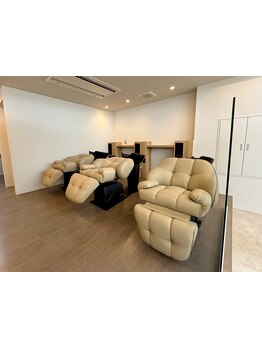 お客様同士の目線が合わないお席の配置で、周りの目が気にならない贅沢空間◇上質なサロンタイムをご提供＊