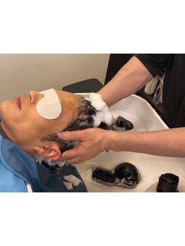 臭いや頭皮のお悩みを抱えているお客様多数ご利用。カメラやスキンチェッカーを使う本格スパで効果を実感。