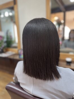 クセ毛や髪質のお悩みを解決し、自然で柔らかな髪質へ導きます。毛先まで艶のあるストレートを叶えます◎