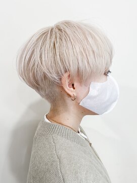 オブヘアーギンザ(Of HAIR GINZA) ホワイトカラー×刈り上げショート