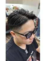 クラウドヘアー CLOUD HAIR&nbsp;海外メンズ七三分けスキンフェードバーバースタイル