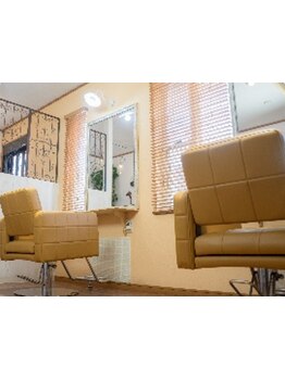 店名の由来でもある「ひだまり」をイメージした店内は、太陽の光が差し込んで明るい雰囲気。