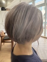 カナエ(CaNaE)&nbsp;白髪ぼかしカラーでショート