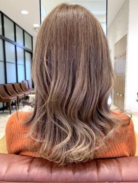 クアトログランシュ ひたちなか店(QUATRO×GranCieux) ミルクティーベージュカラー