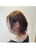 さりげない大人女子のインナー&イヤリングカラー